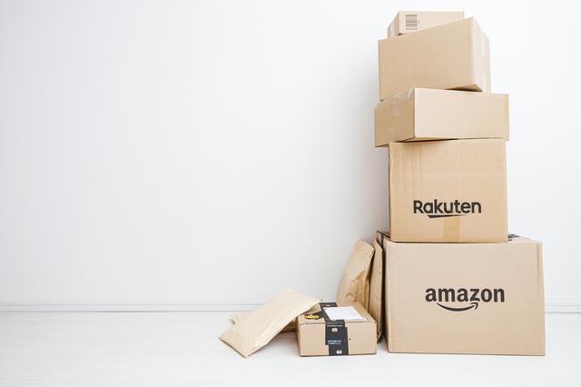 amazonと書かれた段ボールの塊